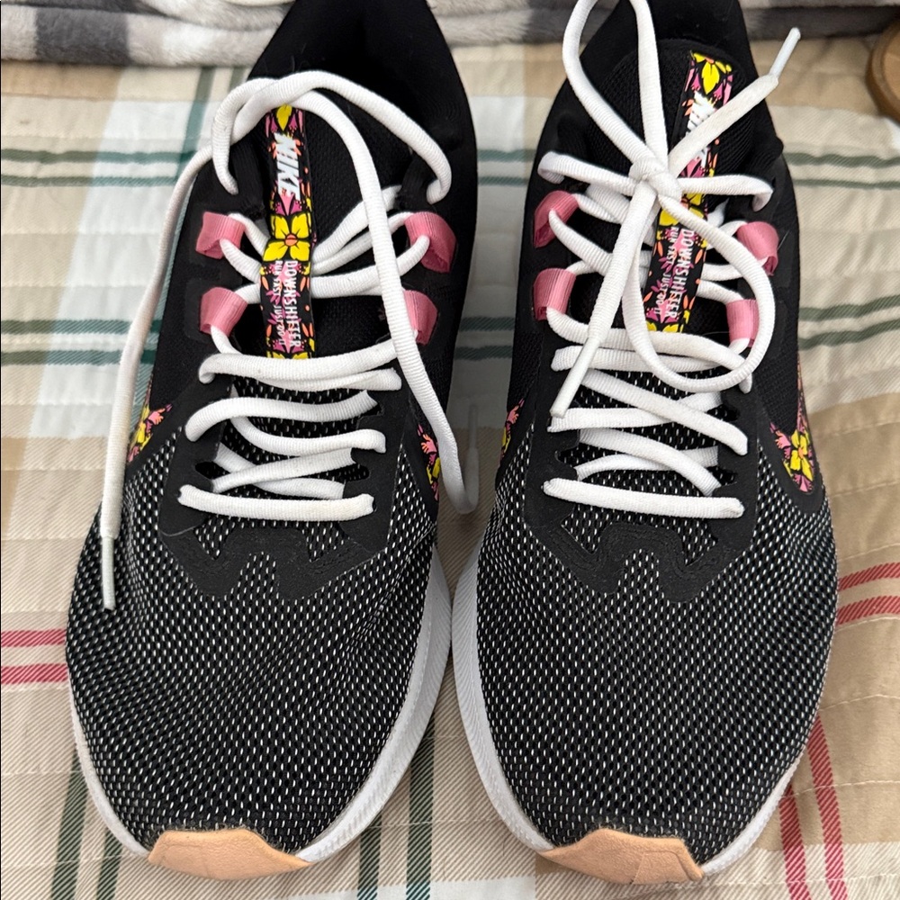 Nike Women's Black and Pink Sneakers